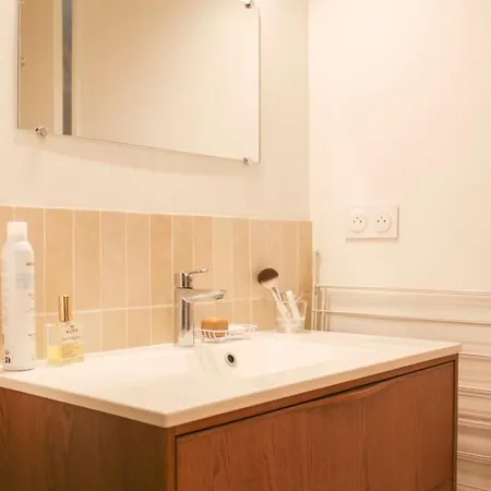 Sunny Renovated In The Heart Of *