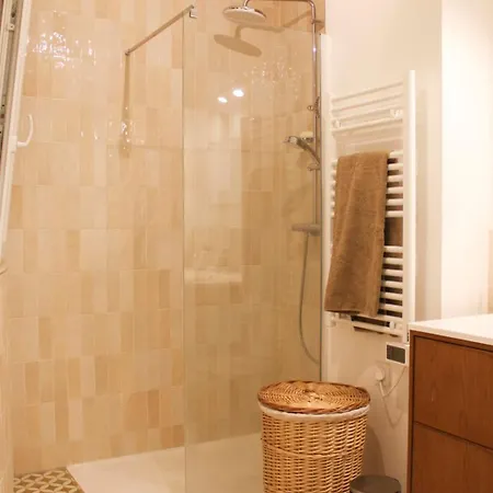 Apartment Sunny Renovated In The Heart Of Paris